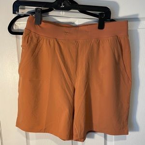 Comfortable shorts with zipper pocket in the back